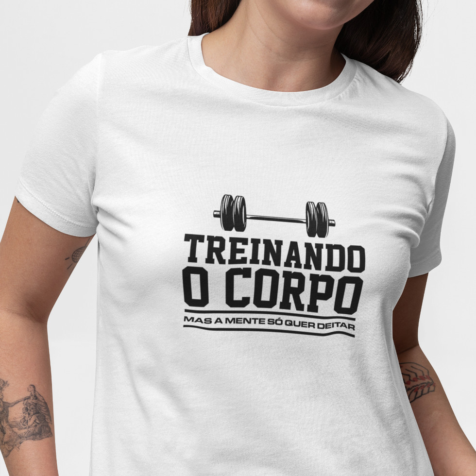 Modelo usando Camiseta com a frase "Treinando o corpo, mas a mente quer deitar", com design divertido e humor sarcástico