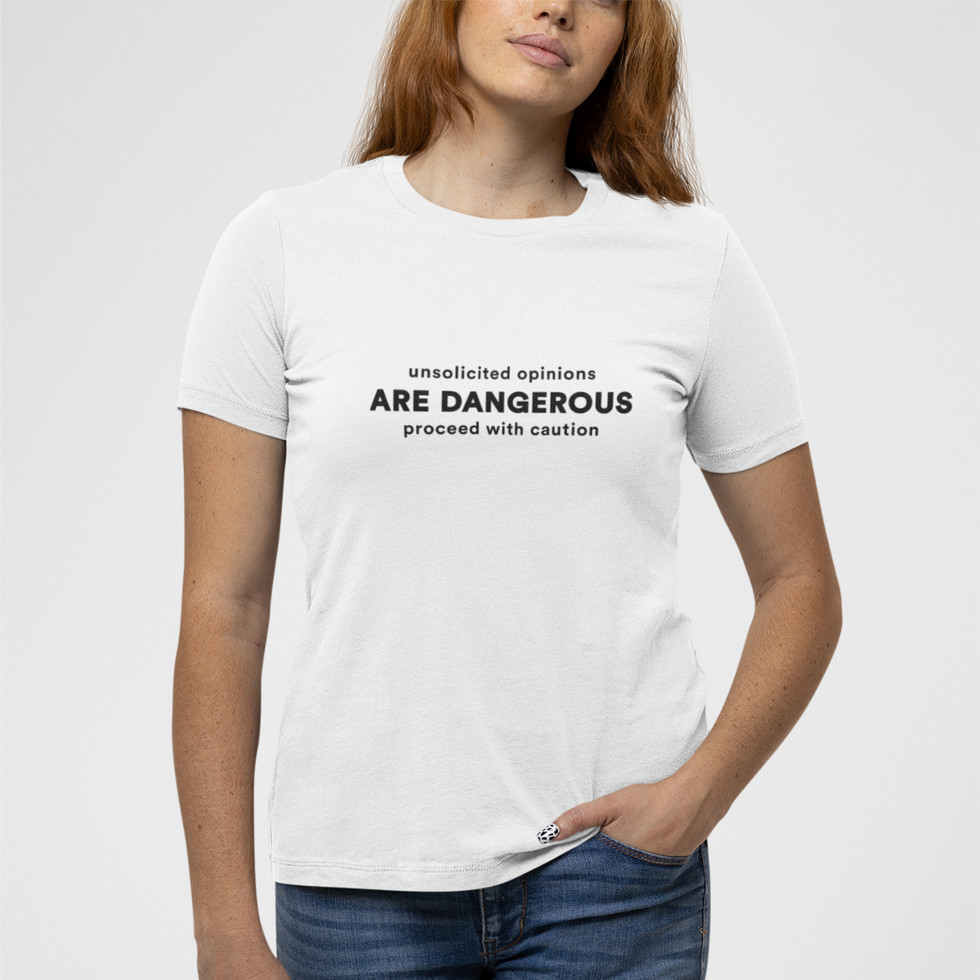 Modelo usando Camiseta Unsolicited Opinions Are Dangerous Proceed With Caution Feminina