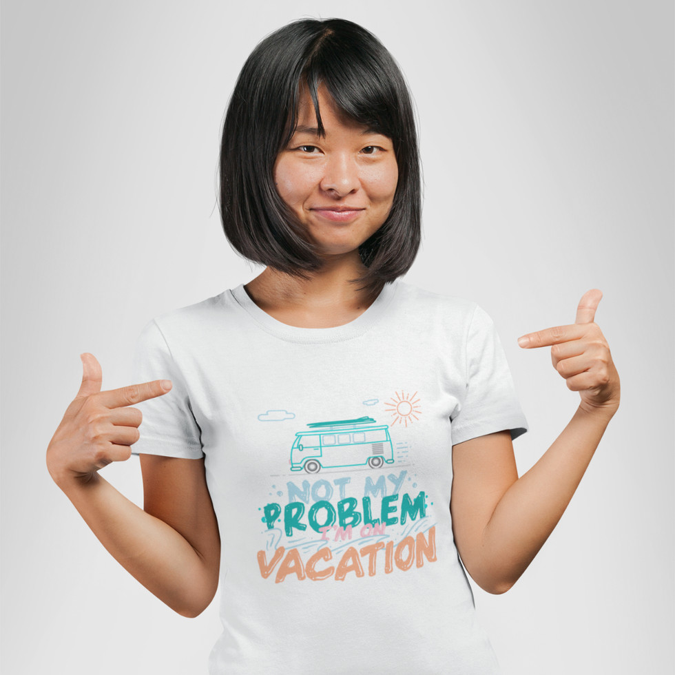 Modelo usando Camiseta Not my Problem, I’m on Vacation Feminina