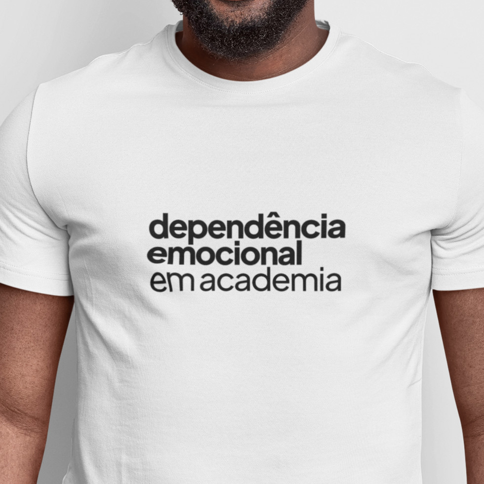 Modelo usando Camiseta Dependência Emocional Em Academia | Mind Your Letters - Humor ácido para os amantes de treino!