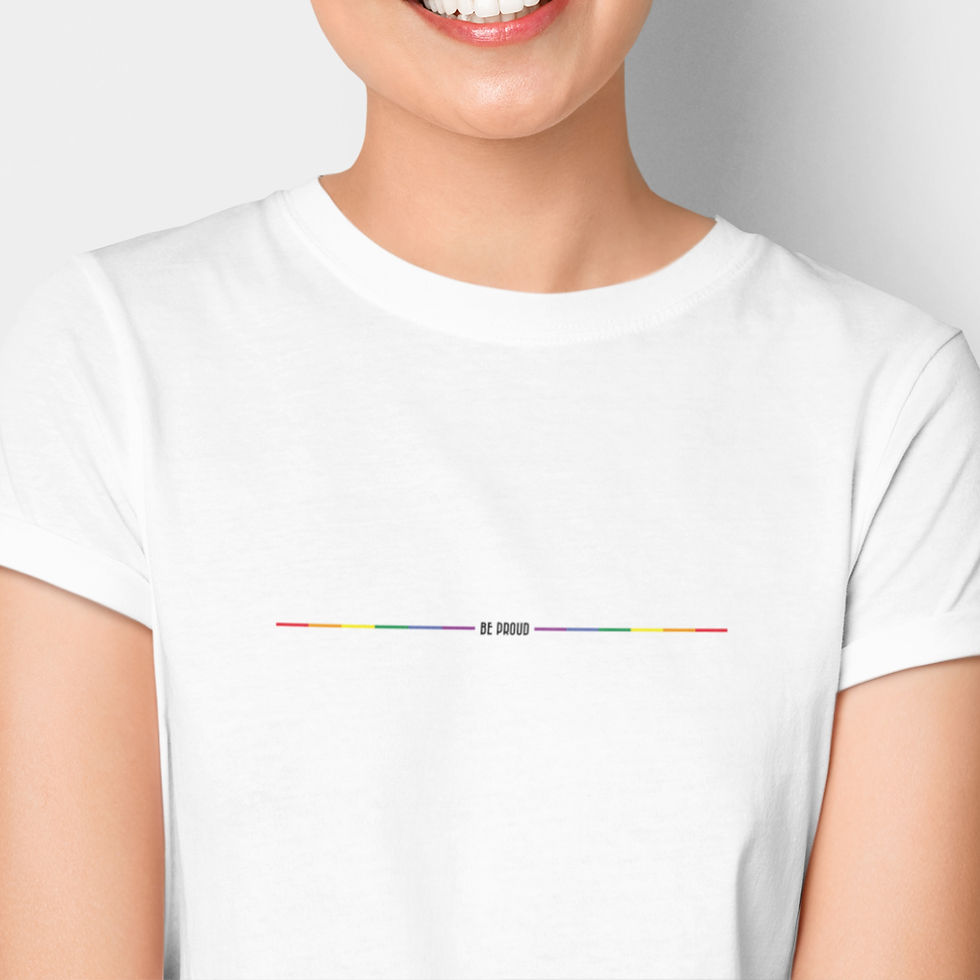 Modelo usando Camiseta Be Proud Minimalista Feminina