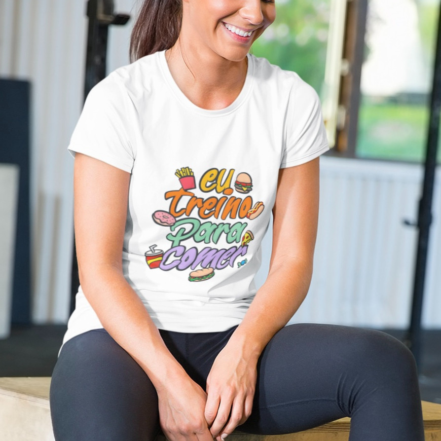 Modelo usando Camiseta Eu Treino Para Comer Poliamida