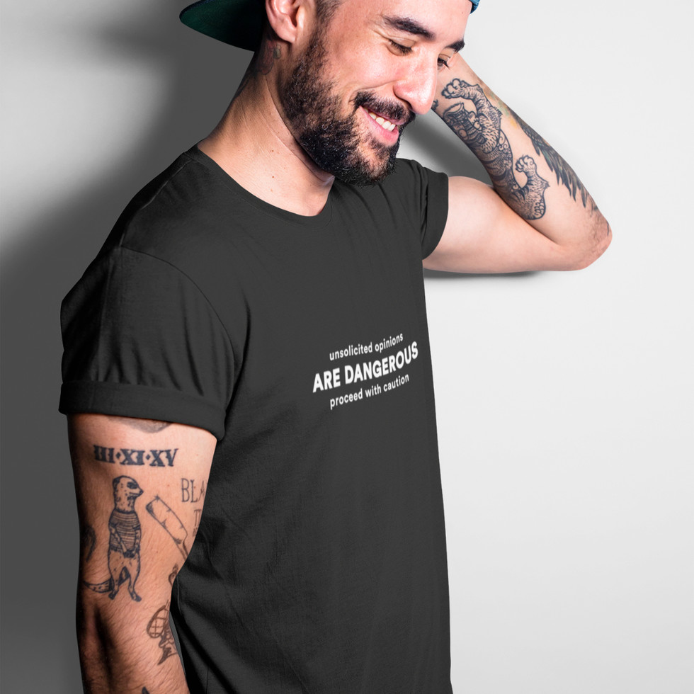 Modelo usando Camiseta Unsolicited Opinions Are Dangerous Proceed With Caution F