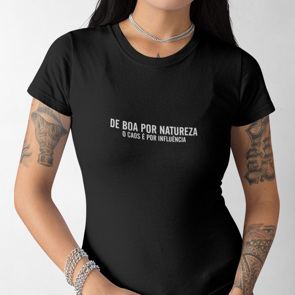 Modelo usando Camiseta De Boa Por Natureza, O Caos É Por Influência