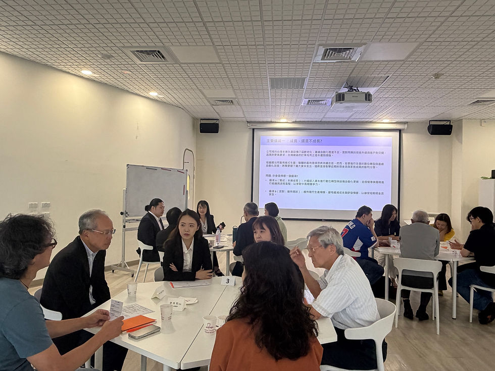 以企業接班為主題,從台灣家族企業進入大交棒時代的背景出發,解析接班工程、三階段進程與下一代多元角色,並以 Walmart 個案說明家族如何透過董事會與專業經理人機制,延續企業成長動能。