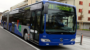 Blauer Bus der Verkehrsbetriebe Zürich Oberland VZO