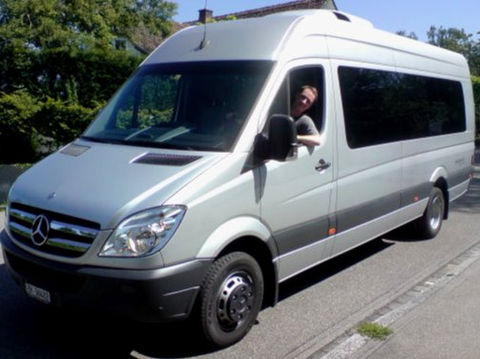 Silbriger Mercedes Sprinter der D1 Fahrschule