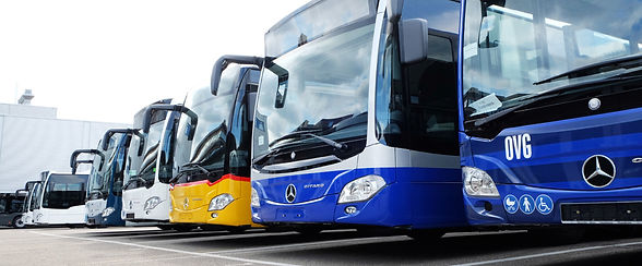 Mehrere Linienbusse nebeneinander