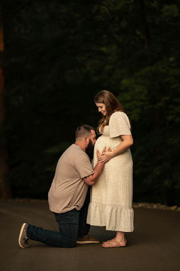 NORTH CAROLINA MATERNITY PHOTOGRAPHER; MATERNITY PHOTOGRAPHY; MEBANE NORTH CAROLINA PHOTOGRAPHER; COURTNEY DENTON PHOTOGRAPHY