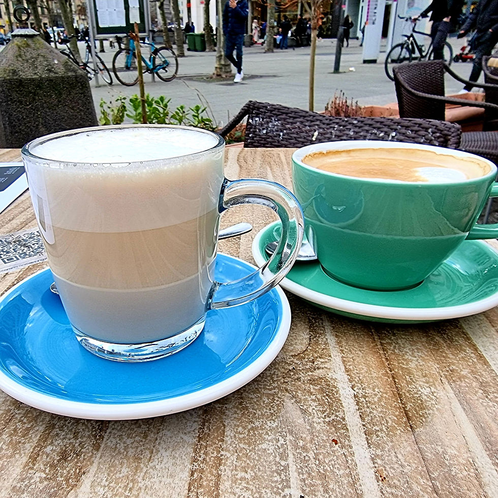Zwei Tassen mit Kaffee und Tee im Cafe Hauptwache Frankfurt