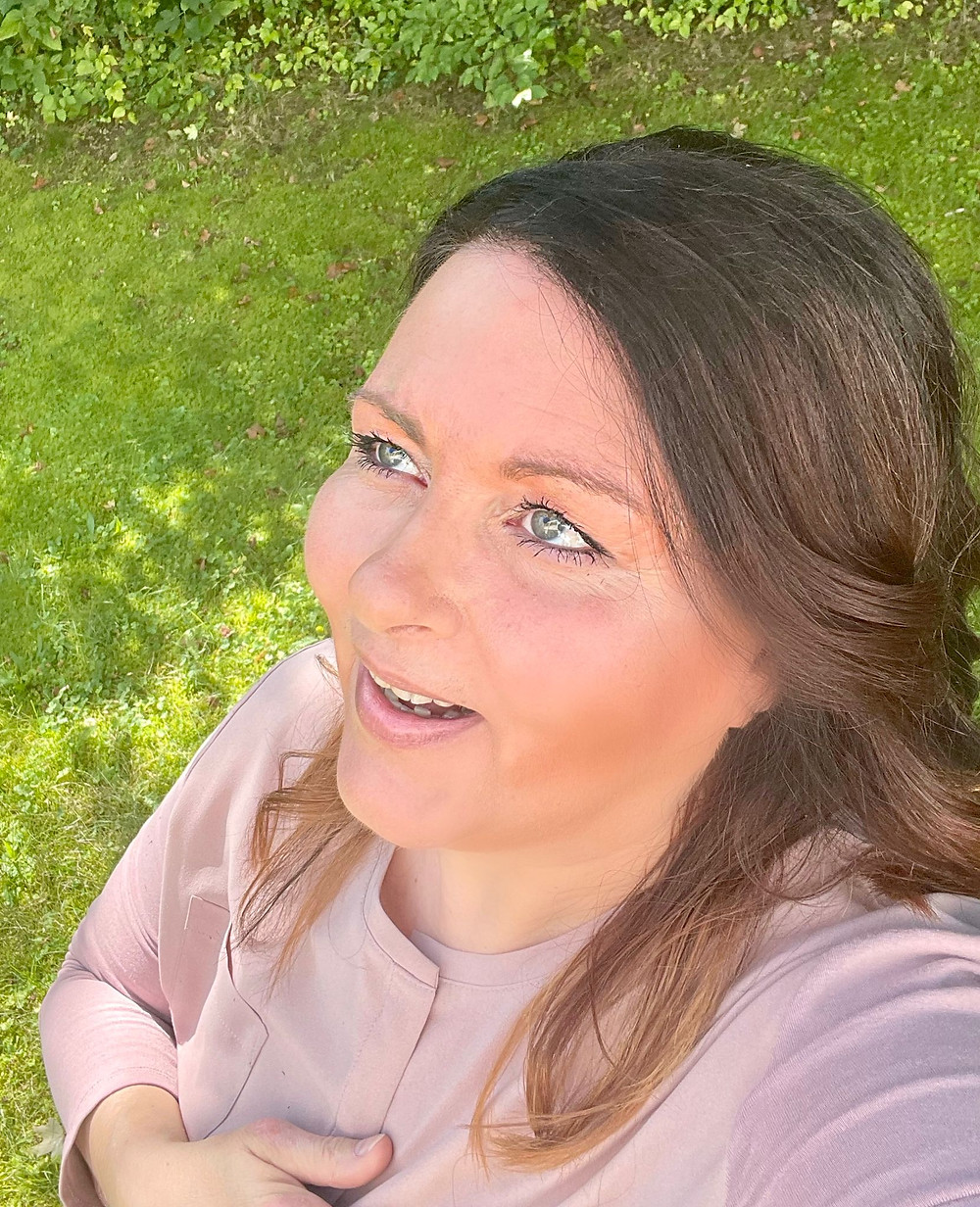 Tanja Rochol, zum Himmel blickend, die Hand am Herzen