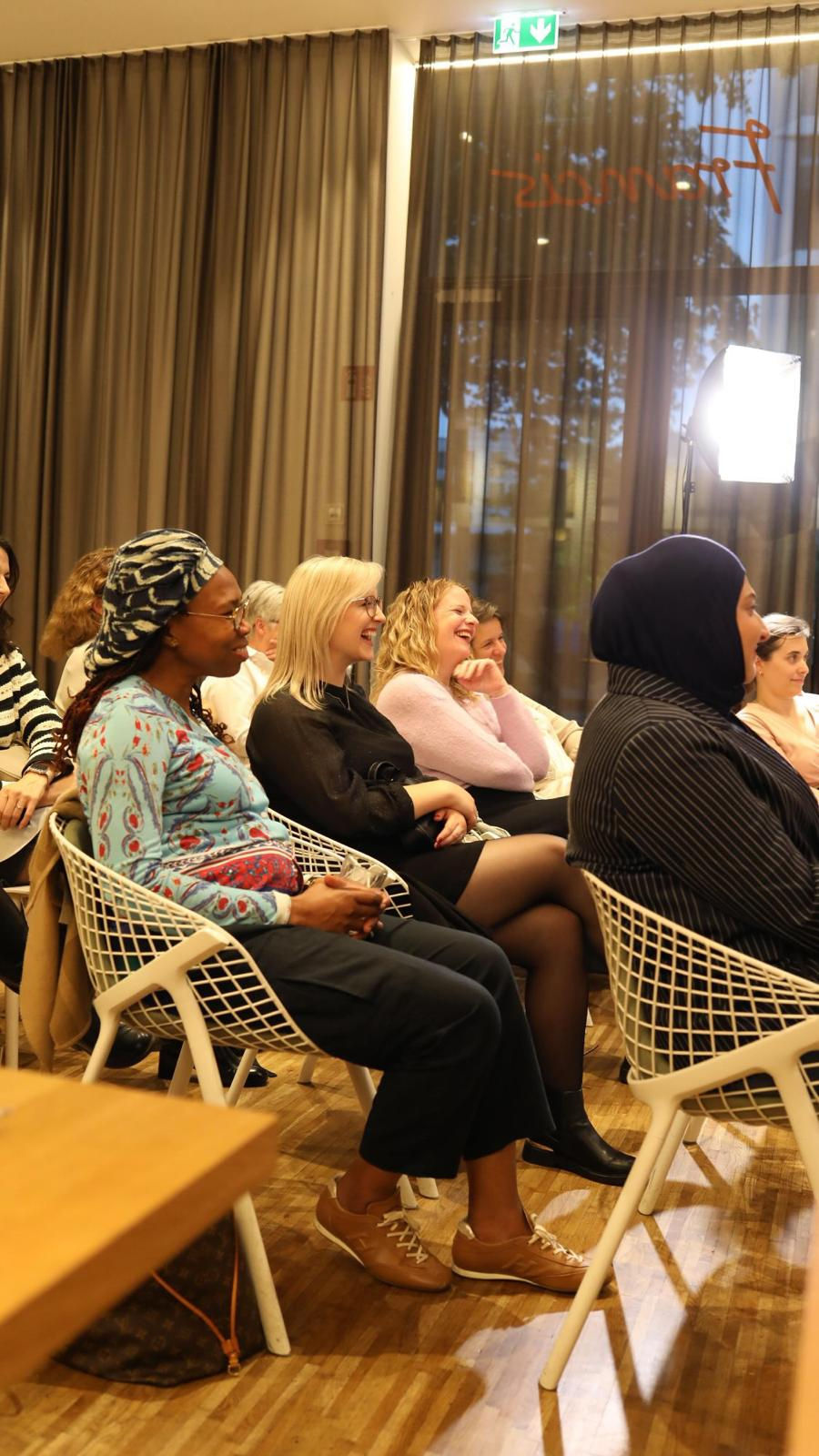 Lachende Frauen beim Vortrag