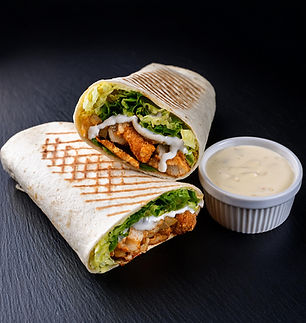 Firefly burritos à base de galette de blé, sauce blanche, salade verte, poulet pané, oigno