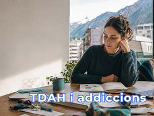 Dona asseguda davant d’una taula amb agenda, papers i ordinador, amb expressió de cansament mentre intenta organitzar les seves tasques.