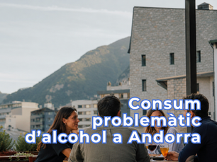 Grup de persones compartint una trobada en una terrassa d’Andorra, amb muntanyes i edificis al fons, en una portada sobre consum problemàtic d’alcohol.