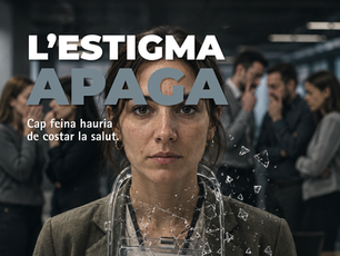 Dona en primer pla en un entorn laboral, amb companys desenfocats al fons i un efecte de vidre trencat sobre el seu cos, sota el lema «L’ESTIGMA APAGA» i el missatge «Cap feina hauria de costar la salut», representant l’impacte de l’estigma laboral en la salut i la dignitat.
