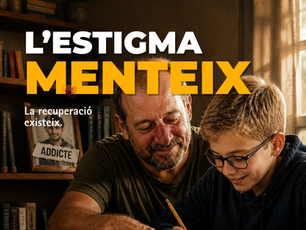 Home adult i nen compartint un moment quotidià d’aprenentatge en un ambient càlid i proper, mentre al fons apareix una fotografia antiga etiquetada amb la paraula «ADDICTE». La imatge incorpora el missatge «L’estigma menteix. La recuperació existeix» i representa que una addicció passada no defineix tota la identitat ni el futur d’una persona, posant en valor la recuperació, els vincles i la possibilitat de construir una nova etapa de vida.