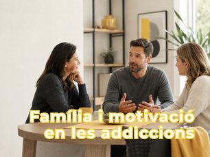 Tres persones adultes conversen assegudes al voltant d’una taula en un ambient tranquil i proper, amb el text «Família i motivació en les addiccions» superposat en color groc.