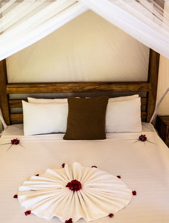 Frangi’pwani double room bed decoration