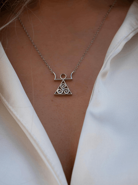 Axis bar necklace