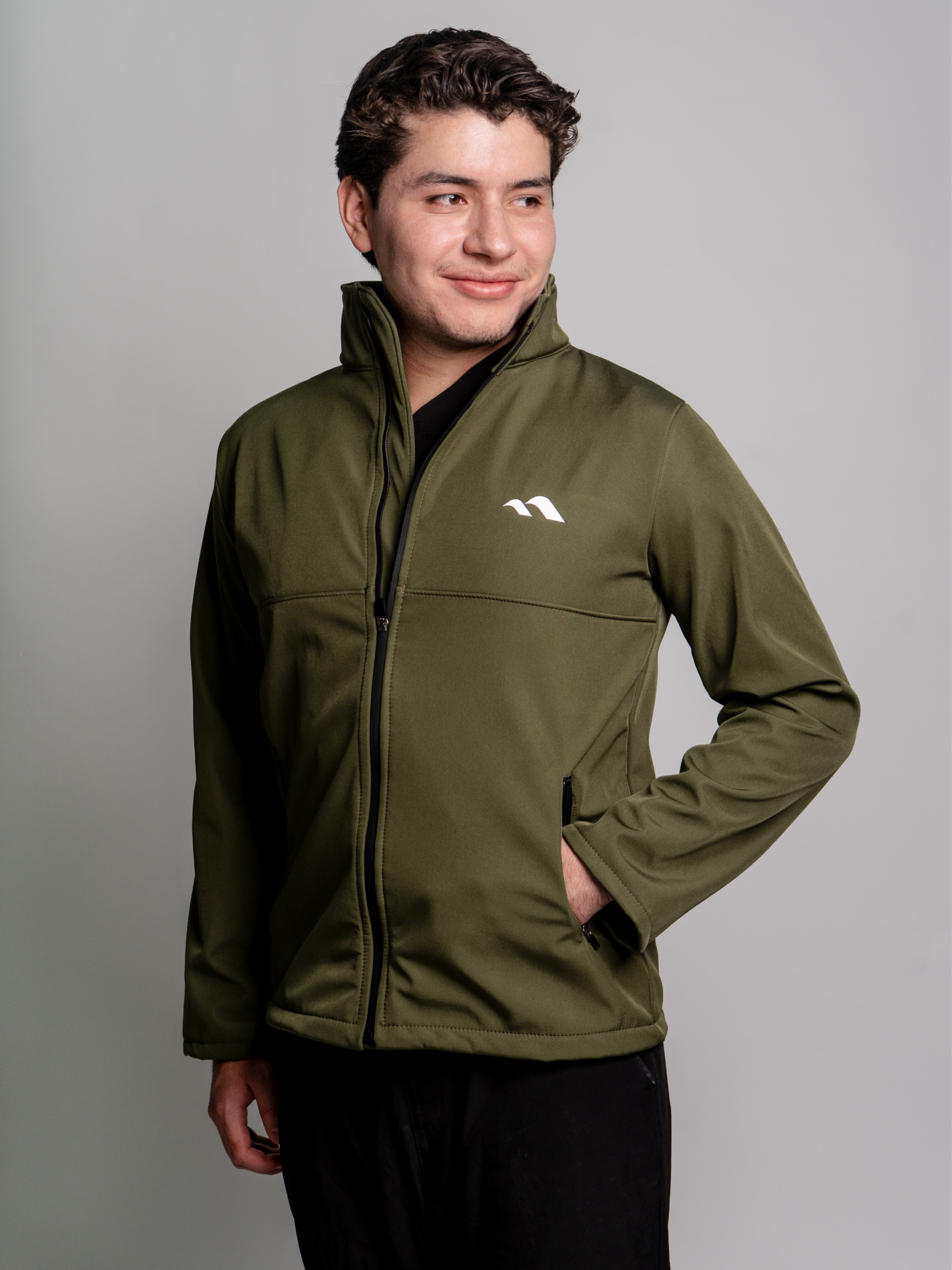 SOFTSHELL HOMBRE VERDE OLIVO