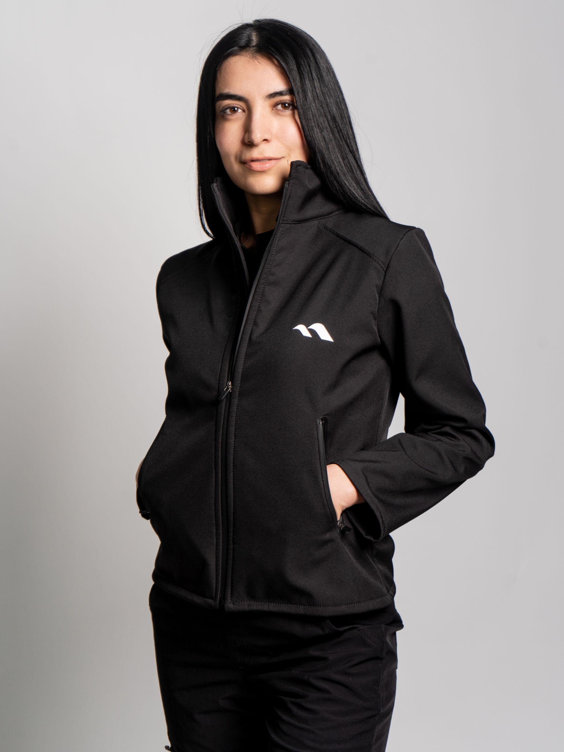 SOFTSHELL MUJER NEGRO INTENSO