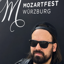 Nilz Hübenbecker wurde 2026 zum Mozartfest Würzburg eingalden. Das Konzert fand im Studio für Schönheit statt. 