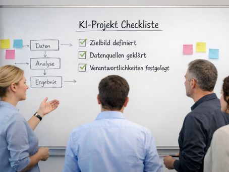 Team im Workshop vor Whiteboard mit KI-Projekt-Checkliste: Zielbild, Datenquellen und Verantwortlichkeiten sowie Prozess-Flow