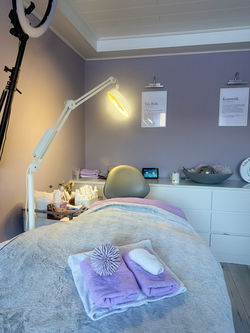 Behandlungsraum mit Kosmetikliege und Lupenlampe im Kosmetikstudio