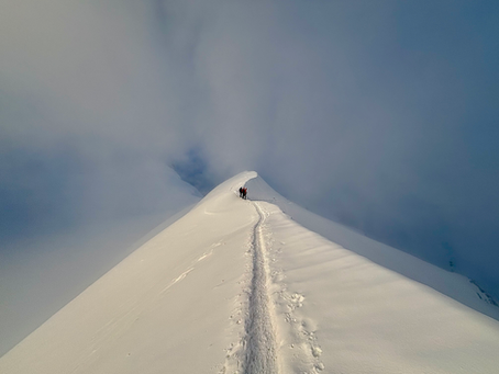 Sur l'arête du sommet du Mont blanc