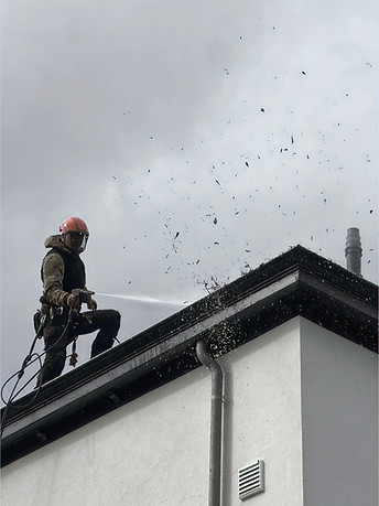 Technicien TopClean nettoyant une gouttière obstruée pour prévenir les débordements à rixensart - Topclean