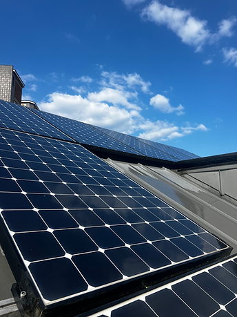 Gros plan sur des panneaux solaires propres après entretien avec eau pure à Bruxelles - Topclean