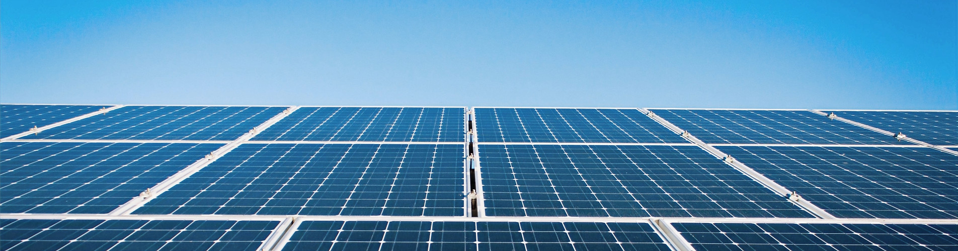 Panneaux solaires nettoyés sous un ciel bleu – nettoyage professionnel en Belgique - Topclean