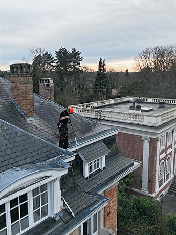 Entretien et nettoyage de corniches avec matériel professionnel sécurisé à Auderghem - Topclean