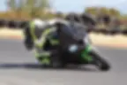 Motard en formation sur circuit
