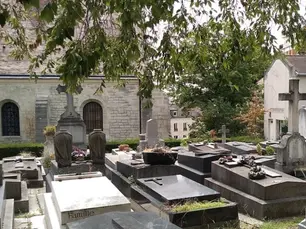 Pierre tombale abîmée : que faire et qui contacter ?