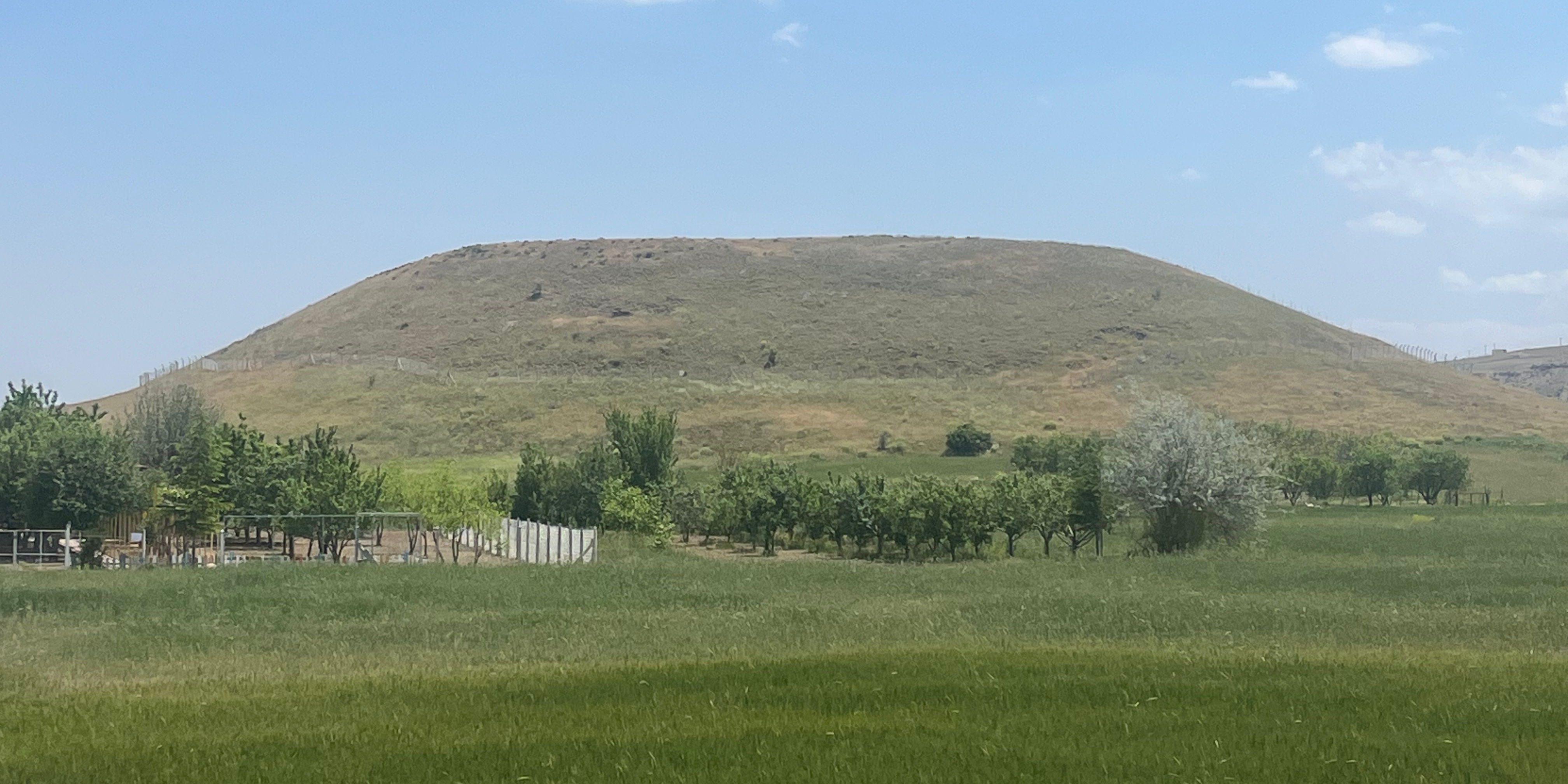 The mound (tel/höyük) of Lystra in 2025.