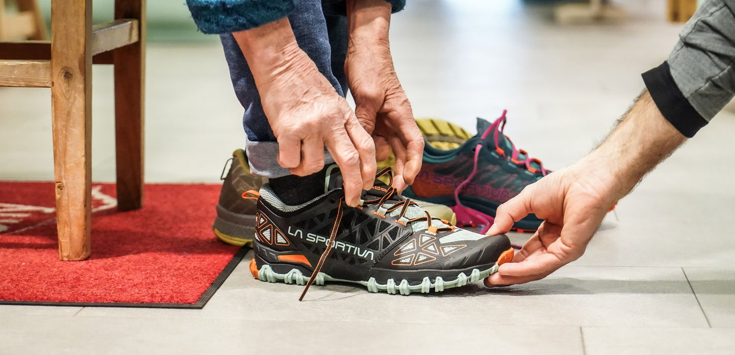 Probe eines Laufschuhes im Sportfachgeschäft Pro:Cursu in Auer