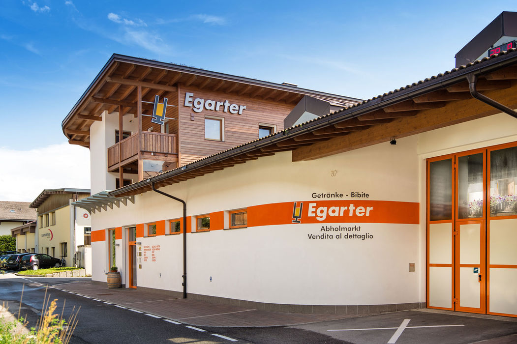 Vinothek Egarter Sexten Außenansicht Betriebsgebäude