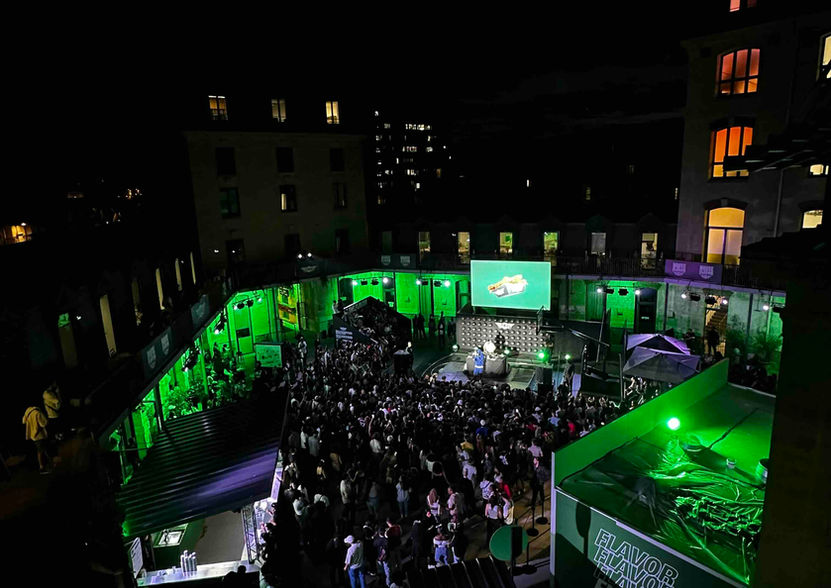 Événement nocturne en extérieur à Paris avec projection et grande affluence.