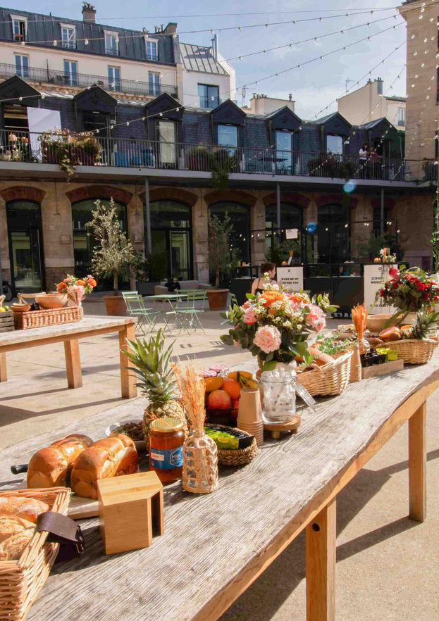 Buffet décoré dans un espace extérieur privatisable à Paris pour un cocktail professionnel.