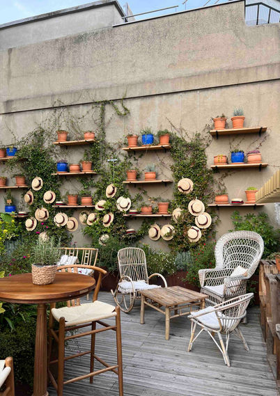 Terrasse décorée pour événement lifestyle dans un espace extérieur à Paris.