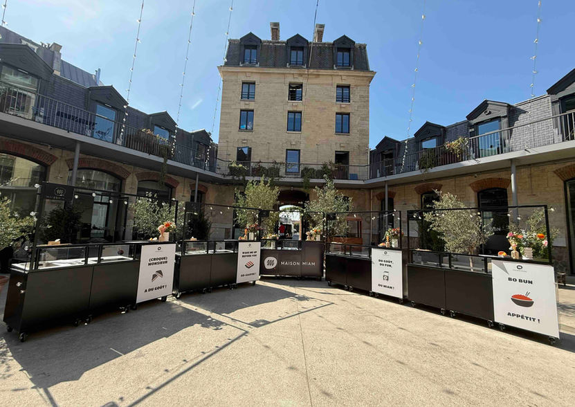 Espace extérieur à Paris avec installation brandée pour activation de marque.