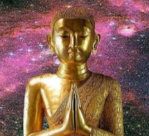 Bouddha d'or sur fond de ciel rose