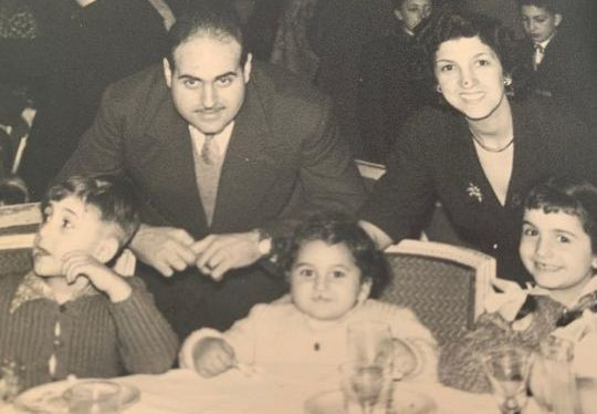 Image en noir et blanc représentant Léon et Jeanne derrière les chaises ont sont installés leurs trois enfants