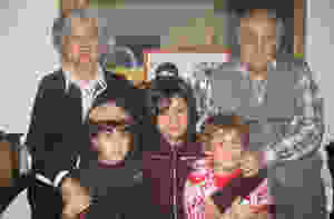 Photo de Léon et Jeanne avec trois de leurs petits-enfants