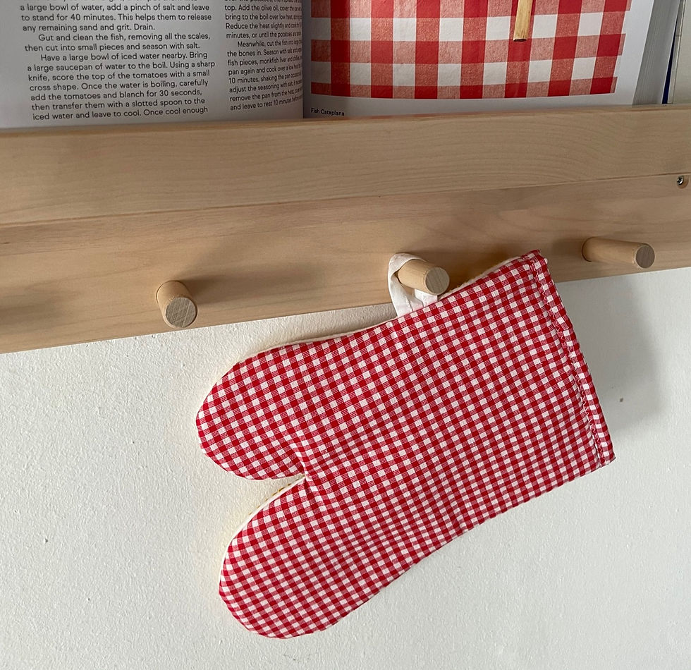 Miniatura: Embroidered oven mitts, colorful.