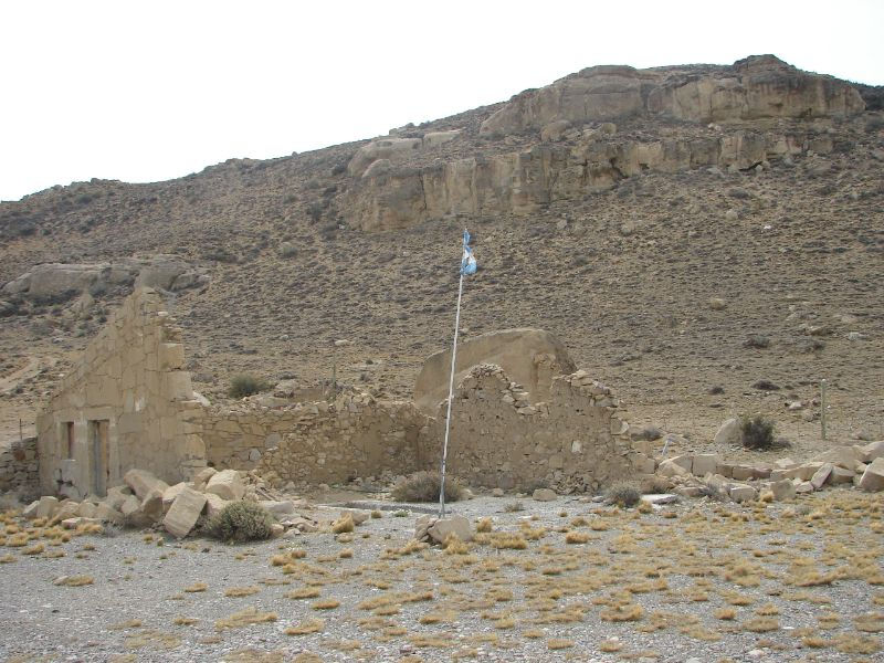 2-Restos de la antigua construcción realizada en piedra de la zona.