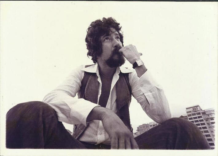 X TRIBUTO A RAUL SEIXAS: PAULO MANO, O COVER OFICIAL, SOBE AO PALCO DA LAGOA DOS NAMORADOS PARA REACENDER A CHAMA DO 'MALUCO BELEZA' EM NANUQUE