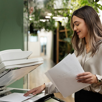 mujer-sonriente-de-tiro-medio-sosteniendo-papel.jpg